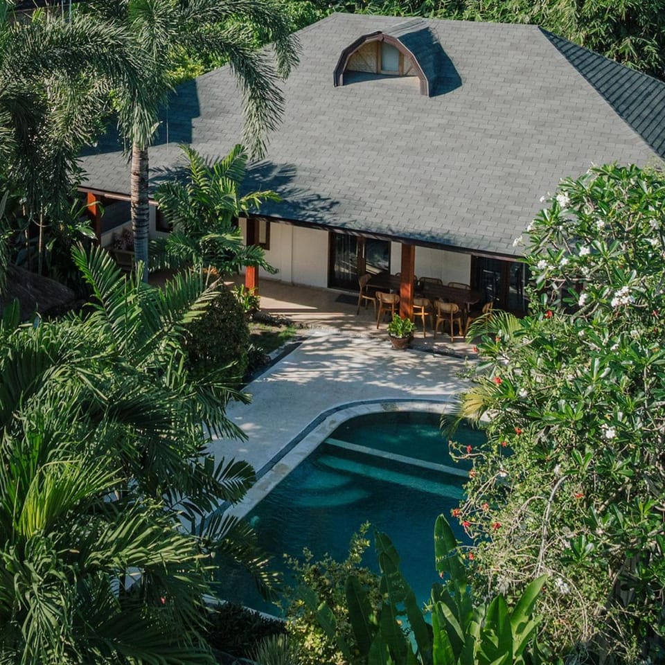 Serene 3BR Villa with Pool & Garden, Central Kuta Villa in Pujut