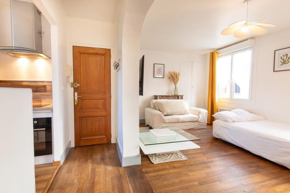 Bed, Kitchen or kitchenette, Living room, Seating area, oven, kitchen