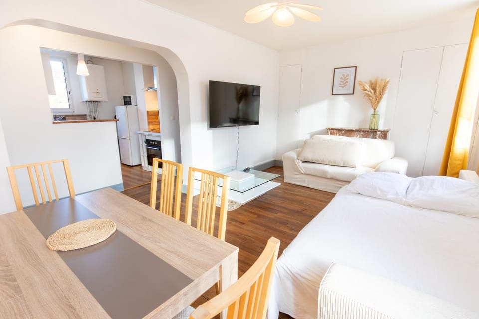 Bed, TV and multimedia, Living room, Decorative detail, Seating area, Dining area, internet