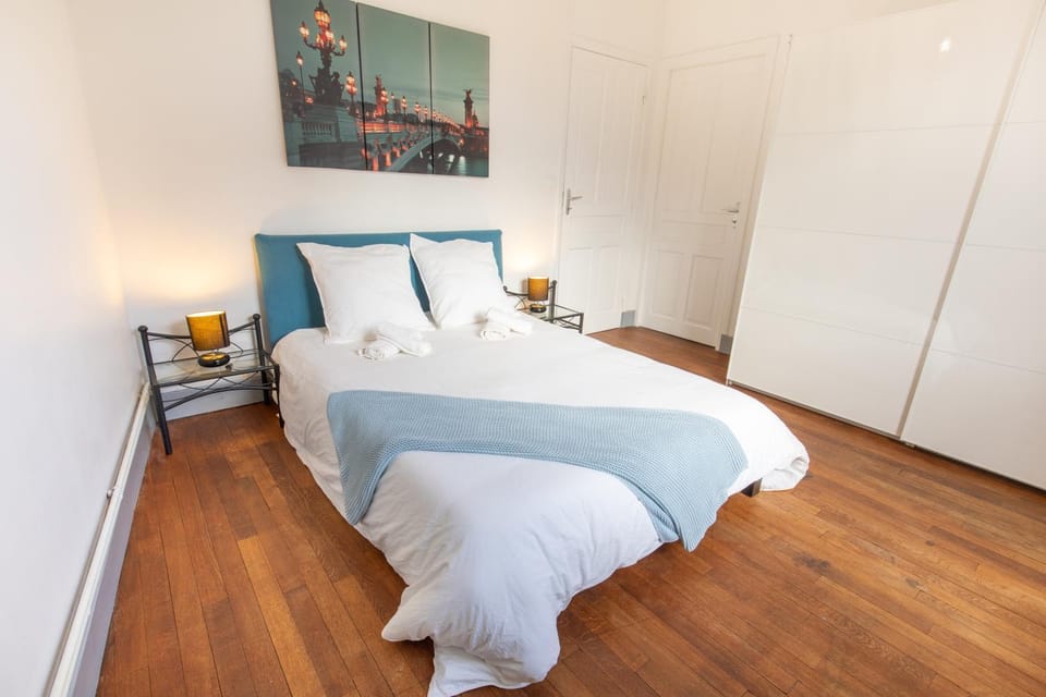 Bed, Photo of the whole room, Decorative detail, Bedroom, wardrobe