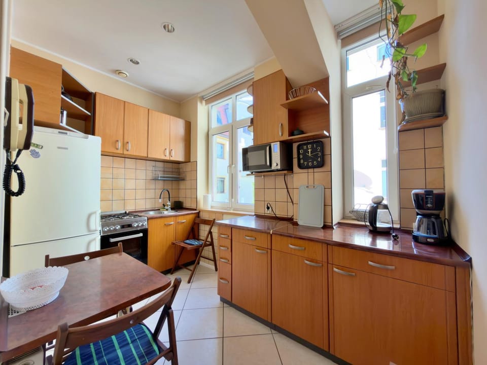 Coffee/tea facilities, Kitchen or kitchenette, Dining area, oven, stove