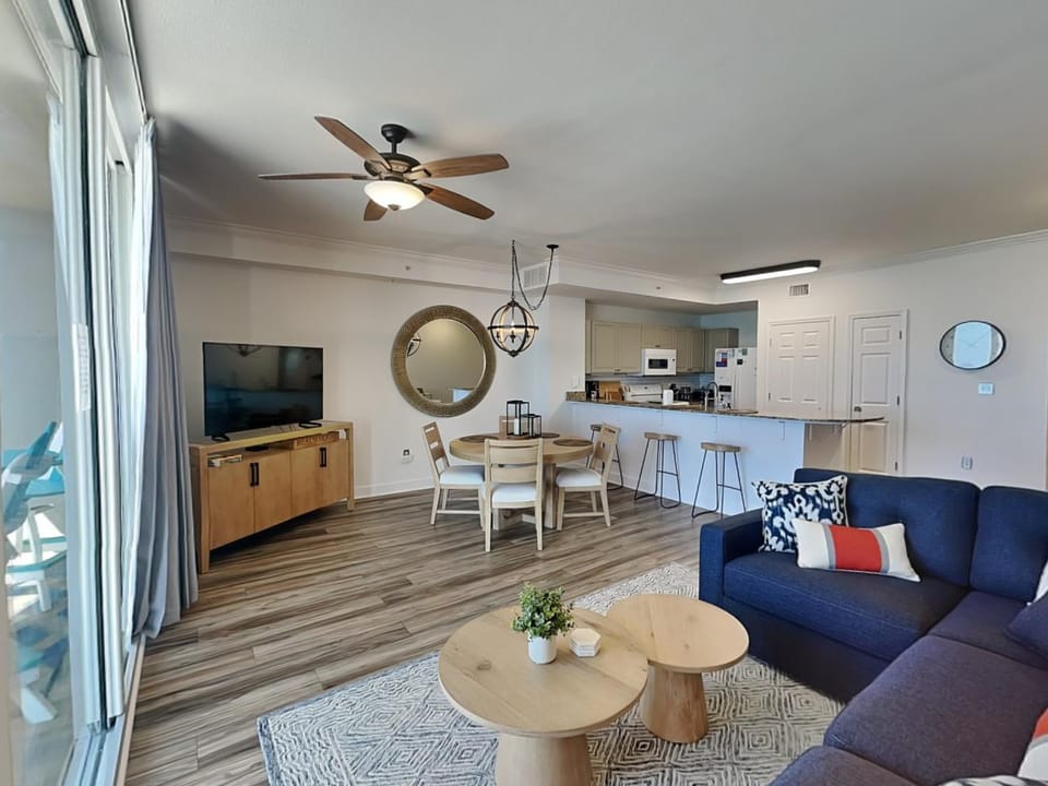 TV and multimedia, Kitchen or kitchenette, Living room, Seating area, Dining area, furniture