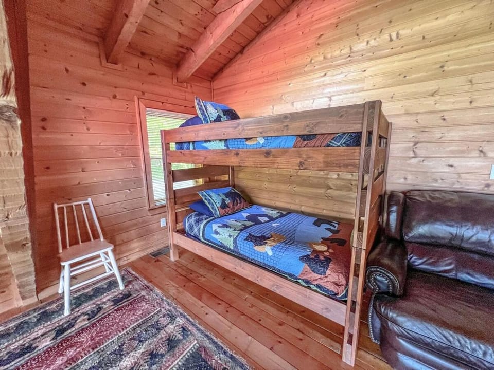 Epic 4BR 3BA Cabin Stunning Vistas, HT & Games! Cabin in Sevier County