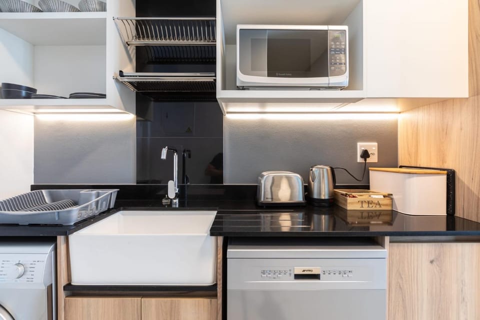Kitchen or kitchenette, dishwasher, toaster