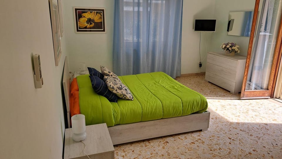 Communal lounge/ TV room, Bed, TV and multimedia, Photo of the whole room, Bedroom