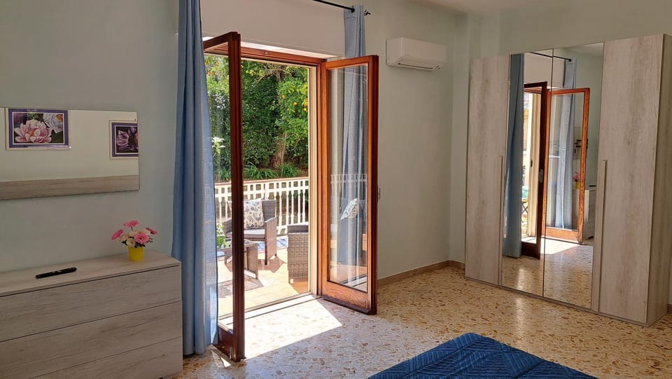 Photo of the whole room, Bedroom, internet, wardrobe, air conditioner