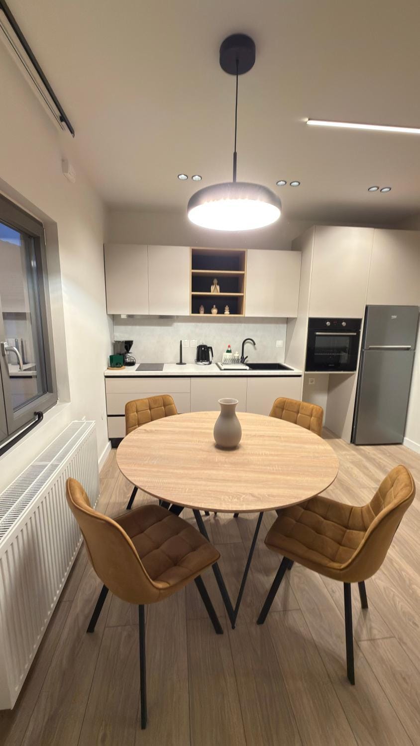 Kitchen or kitchenette, Dining area, oven, stove