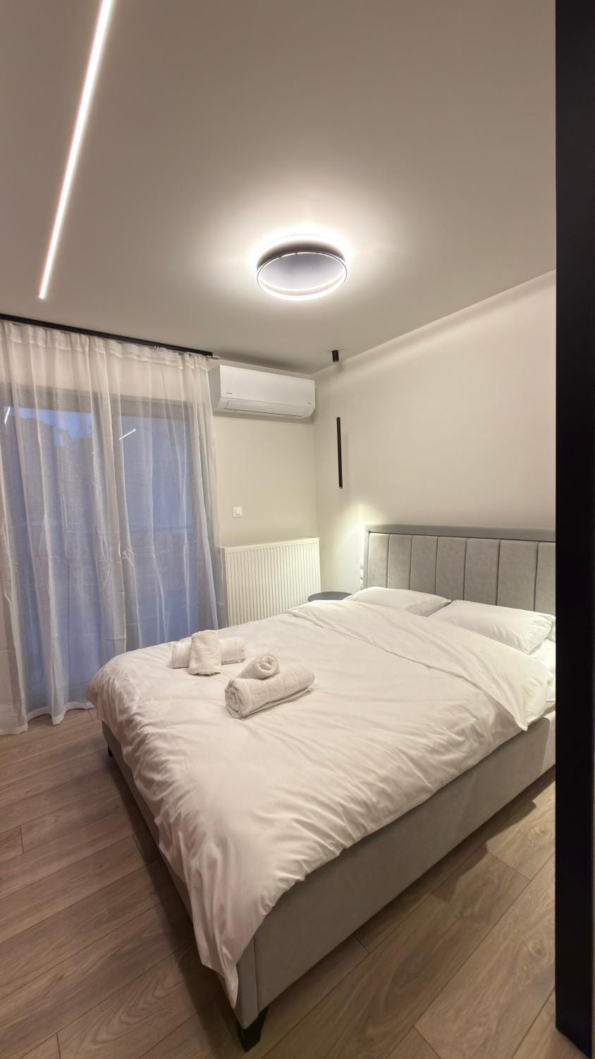 Bed, towels
