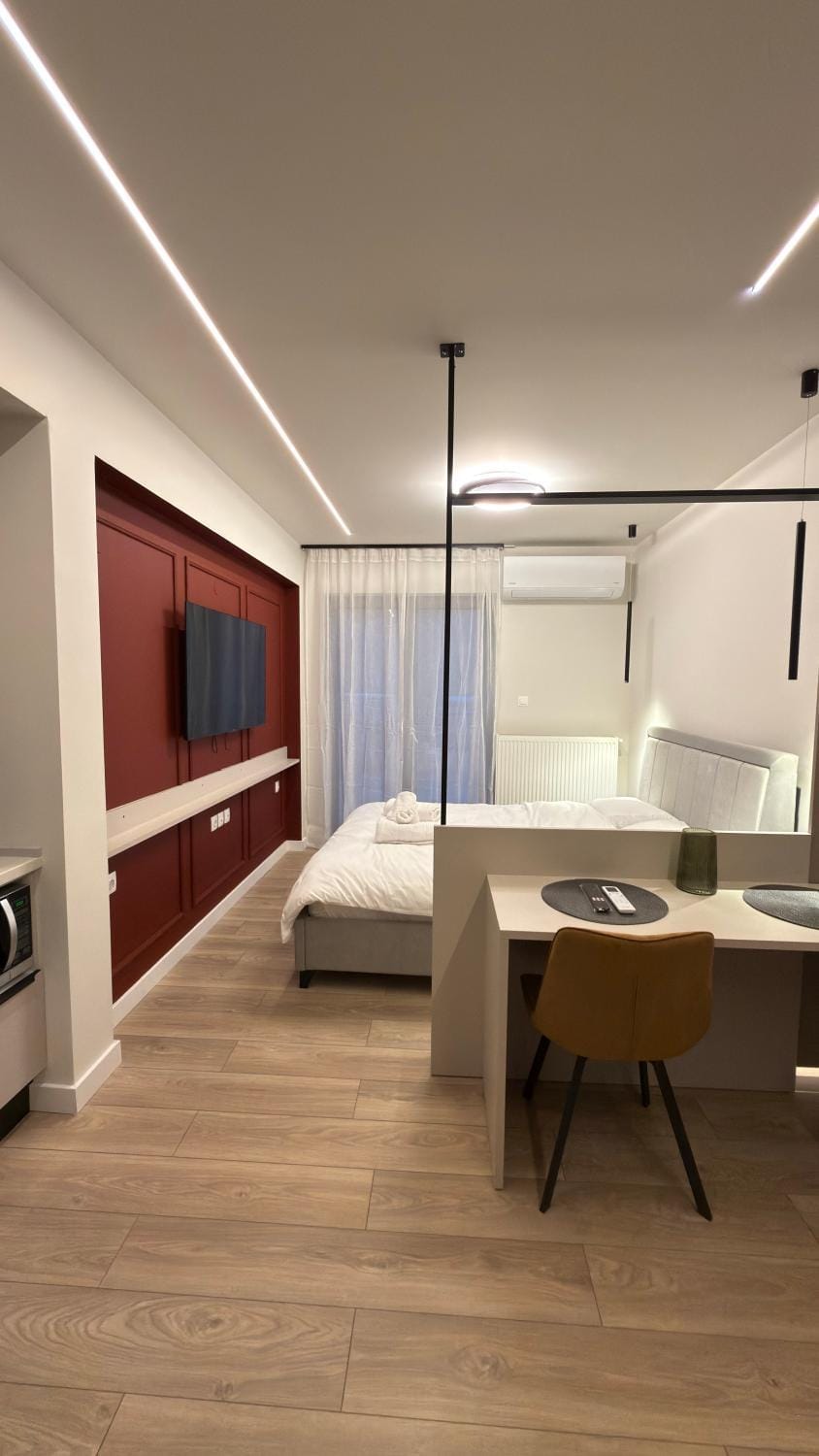 Bed, TV and multimedia, Bedroom