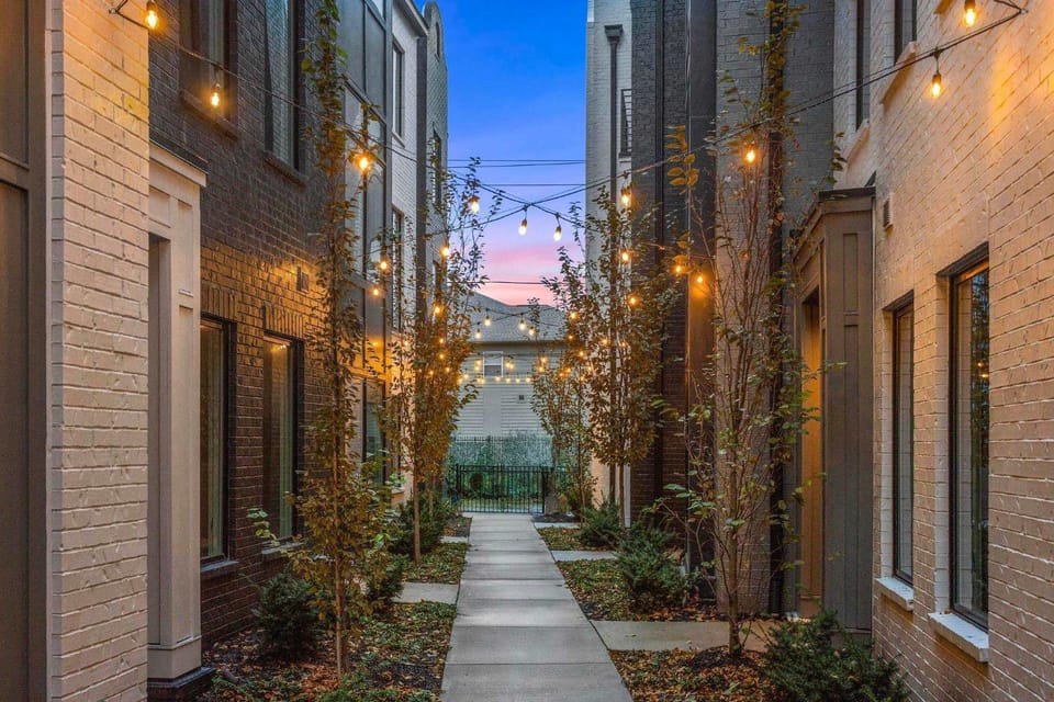 Luxury Gated Duo Sleeps 24 Karaoke & Rooftop House in Nashville