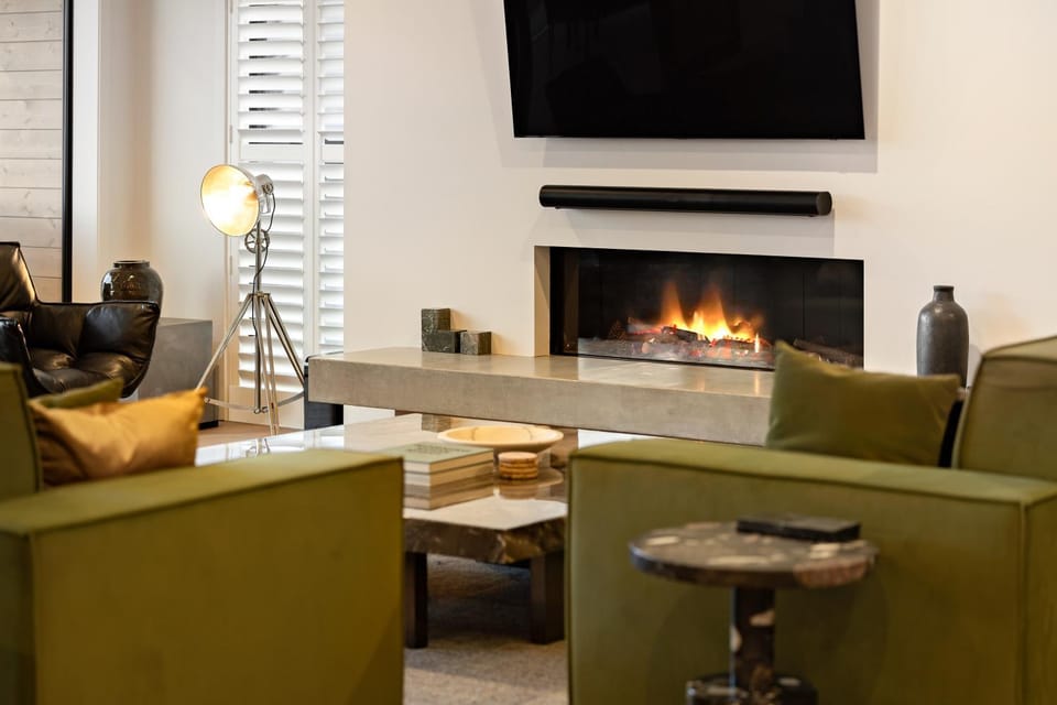 TV and multimedia, Living room, Seating area, fireplace