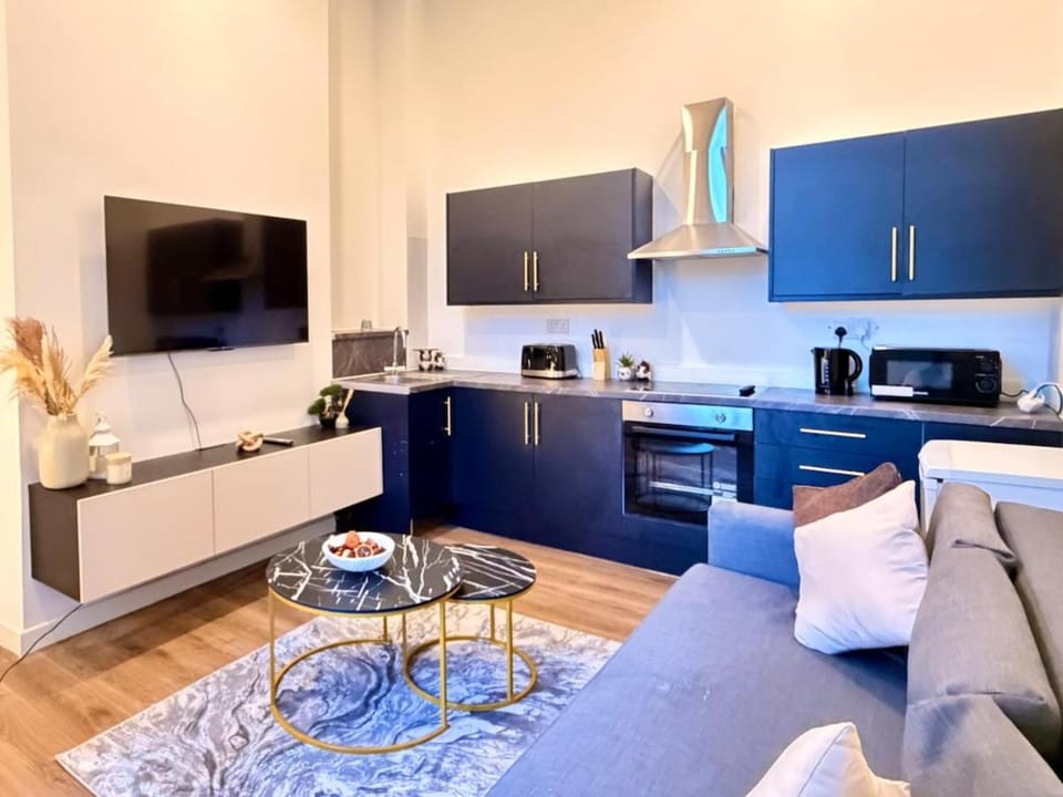 TV and multimedia, Coffee/tea facilities, Kitchen or kitchenette, Living room, Seating area, Dining area, oven, pet friendly, stove