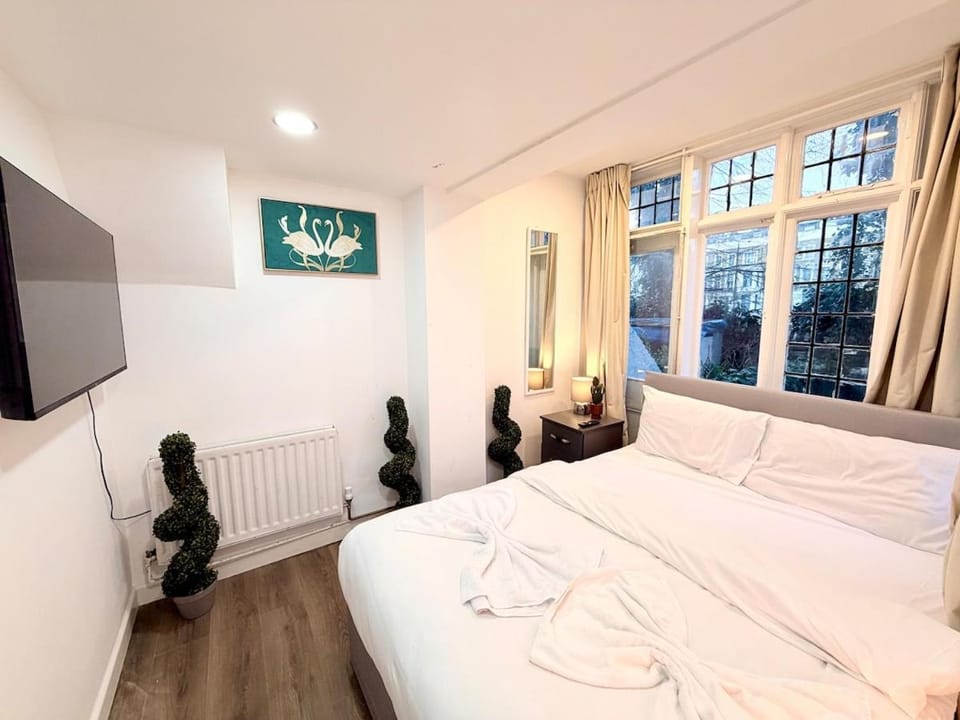 Bed, TV and multimedia, Balcony/Terrace, Photo of the whole room, Bedroom
