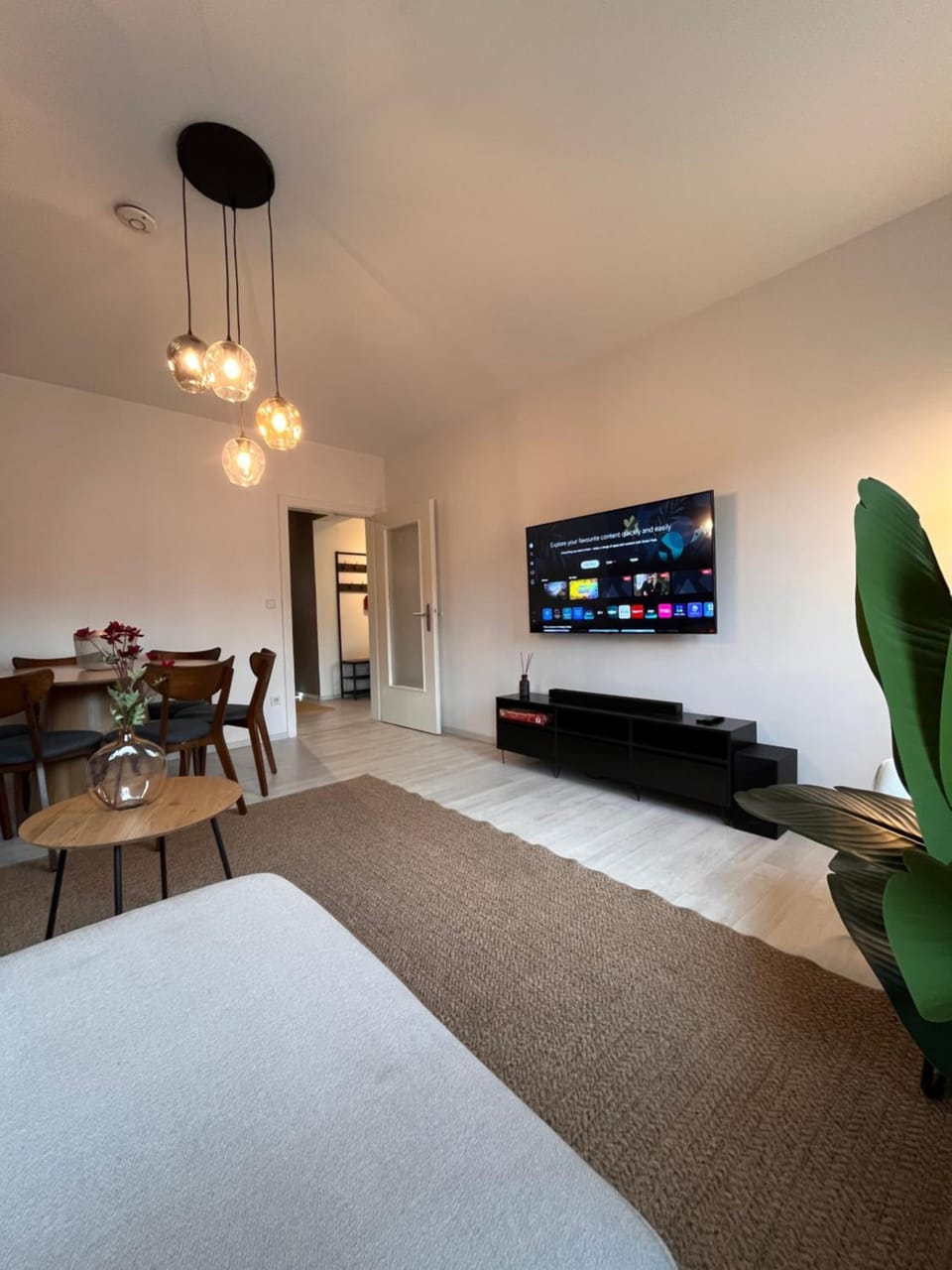 Communal lounge/ TV room, TV and multimedia, Living room, Photo of the whole room, Dining area, Evening entertainment