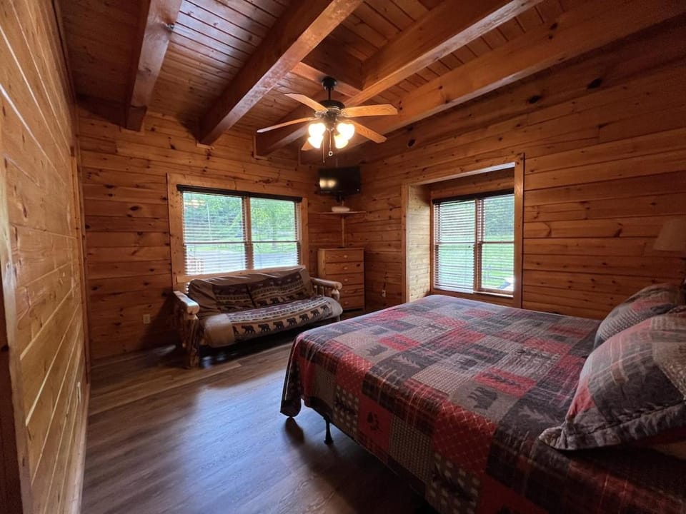 8BR8BA Lodge in PF HT, Fire Pit, PT & Theater! House in Sevier County