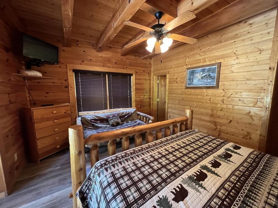 8BR8BA Lodge in PF HT, Fire Pit, PT & Theater! House in Sevier County