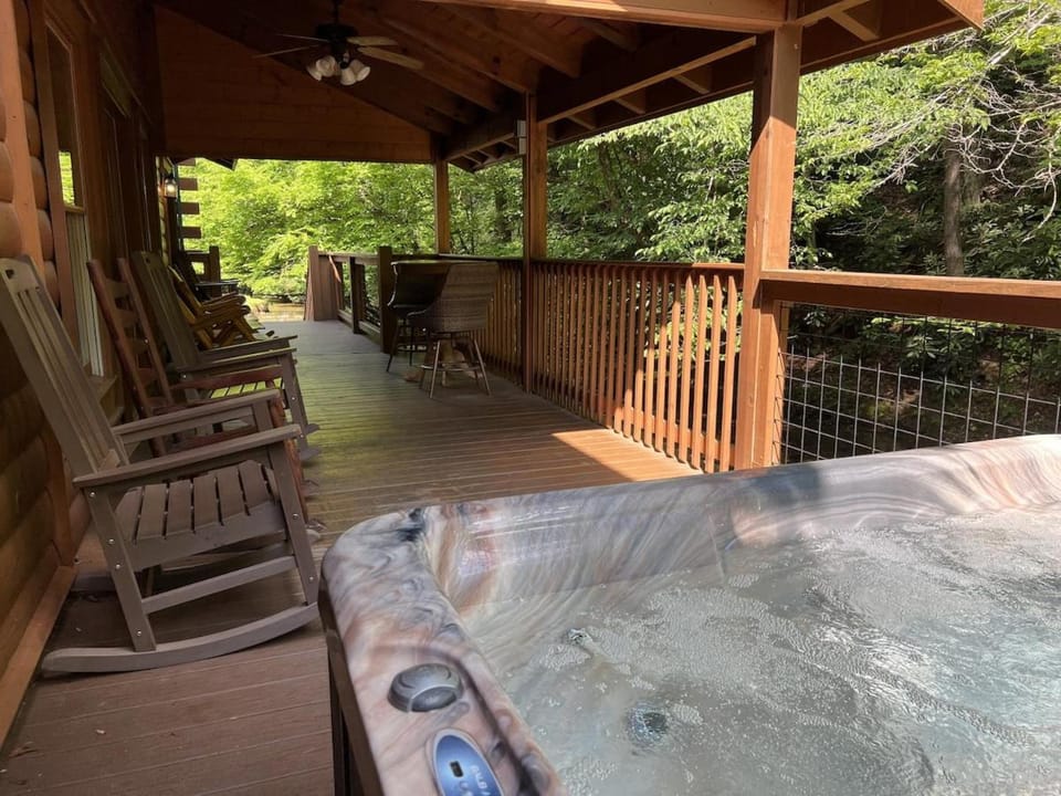 8BR8BA Lodge in PF HT, Fire Pit, PT & Theater! House in Sevier County