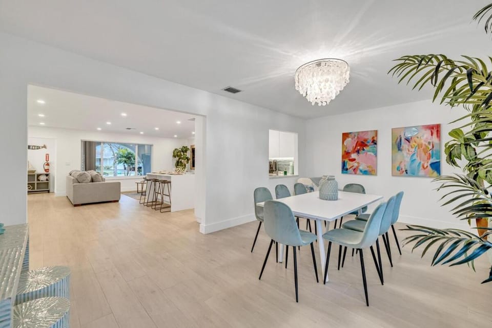 Tropical Bliss 15 Min to Beach House in Lauderhill