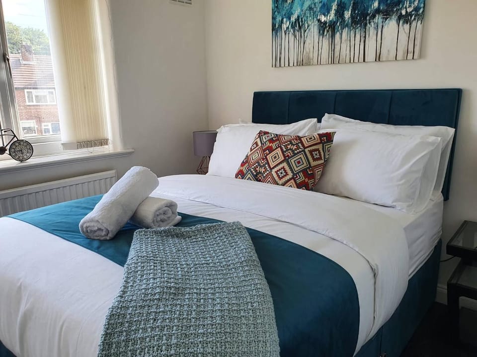 Spacious 3BR - Nr Clifton Train Station 510min walk - Garden Free Parking House in Prestwich