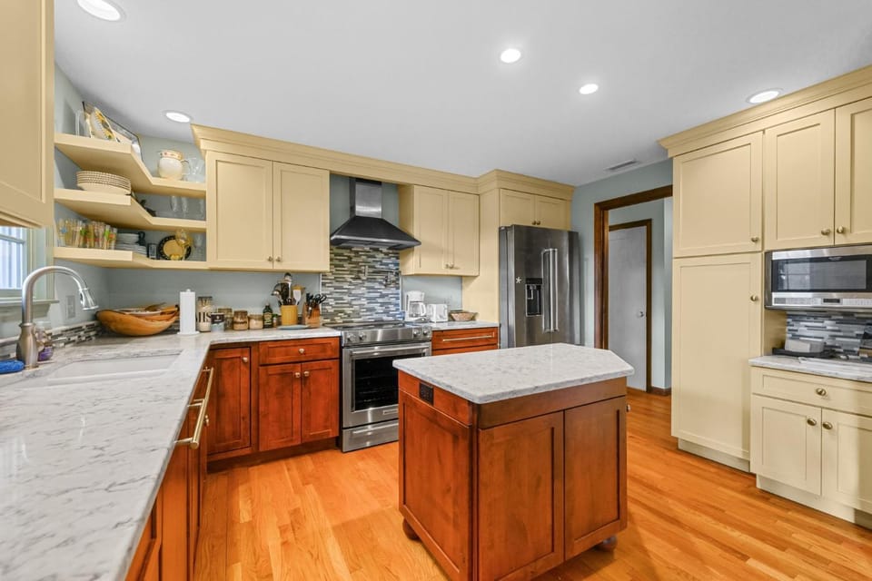 Spacious Dog-Friendly Retreat in Chatham House in Chatham