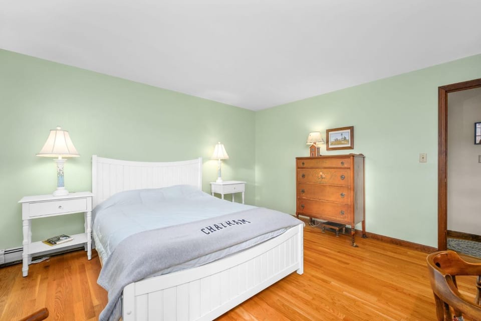 Spacious Dog-Friendly Retreat in Chatham House in Chatham