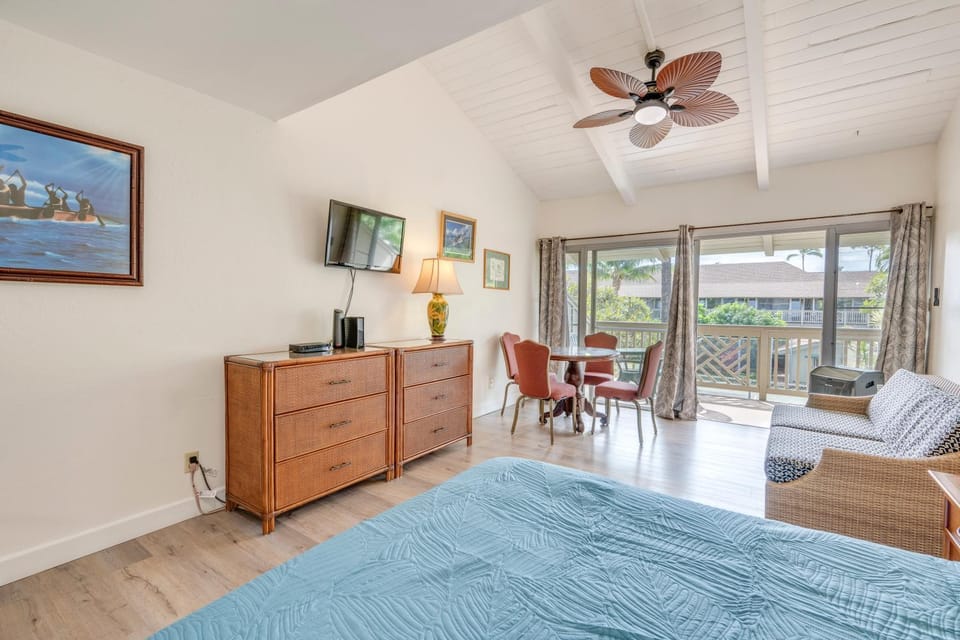 Bed, Day, TV and multimedia, Balcony/Terrace, Seating area, Dining area, Bedroom, furniture, wardrobe
