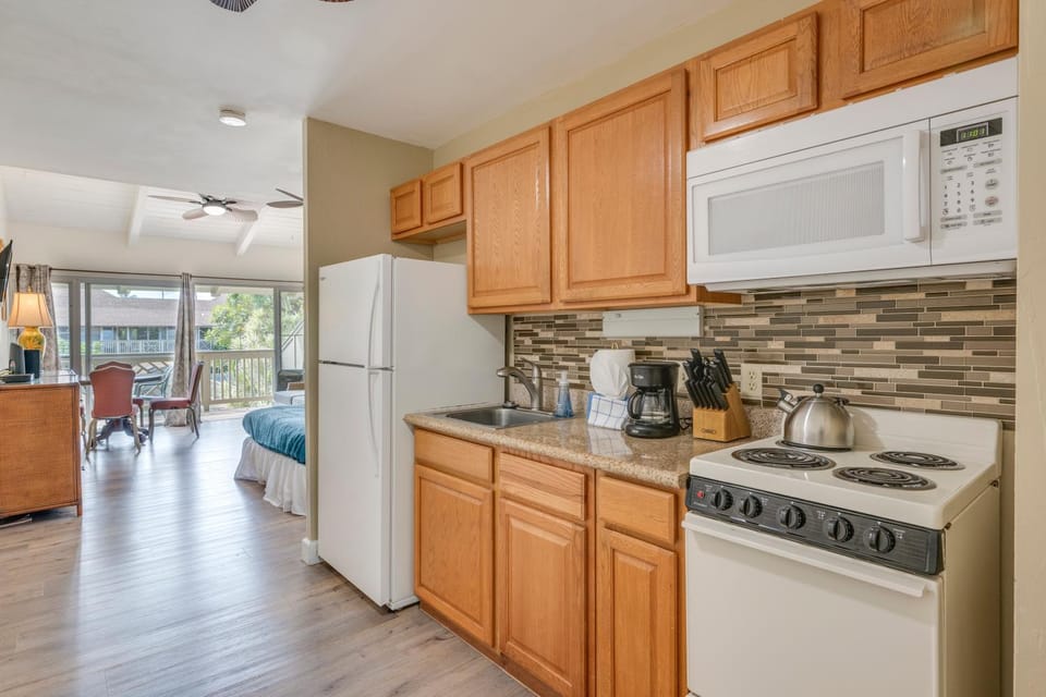 Day, Kitchen or kitchenette, furniture, microwave, stove