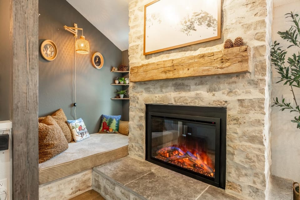 Seating area, fireplace