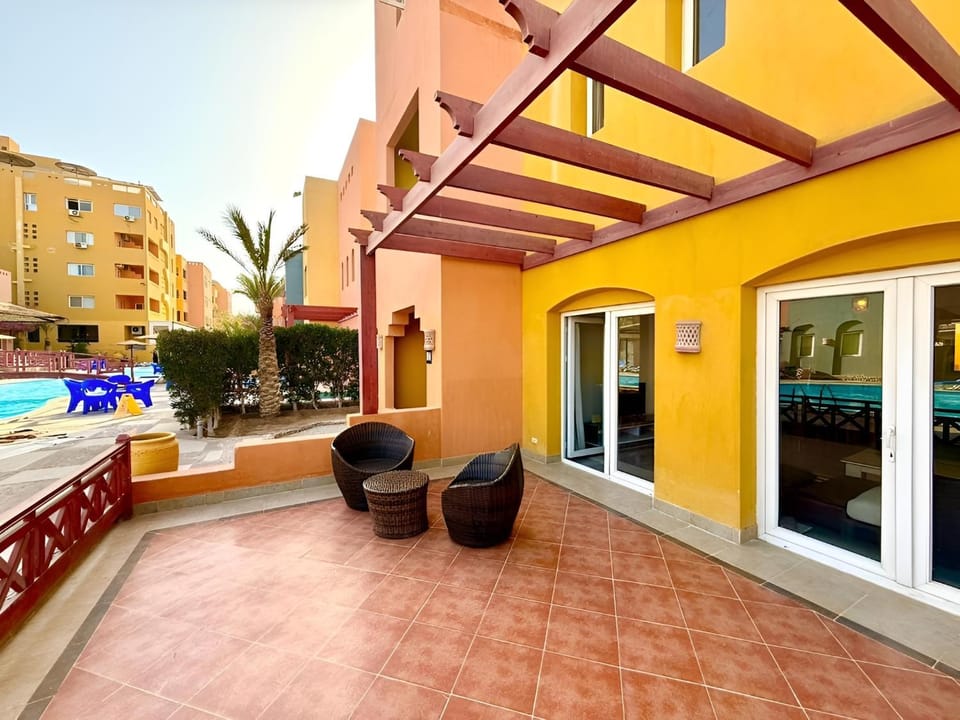 Property building, Patio, Day, View (from property/room), Balcony/Terrace, Pool view, Swimming pool, sunbed