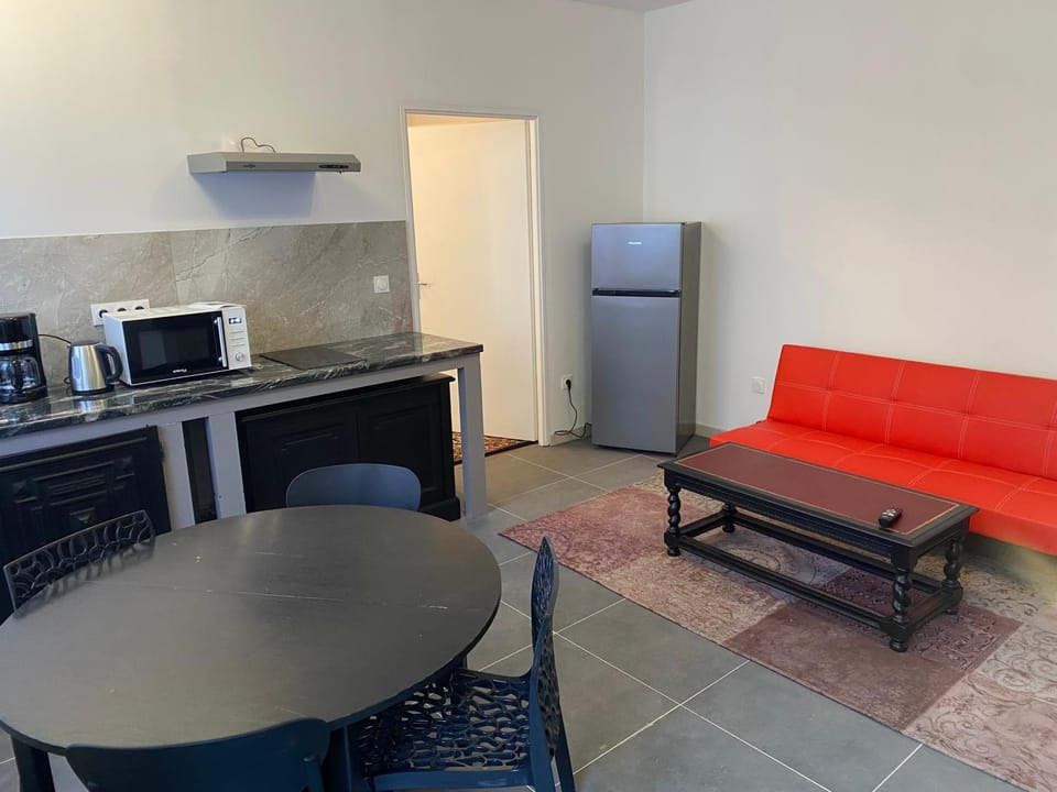 Coffee/tea facilities, Kitchen or kitchenette, Dining area, microwave, stove