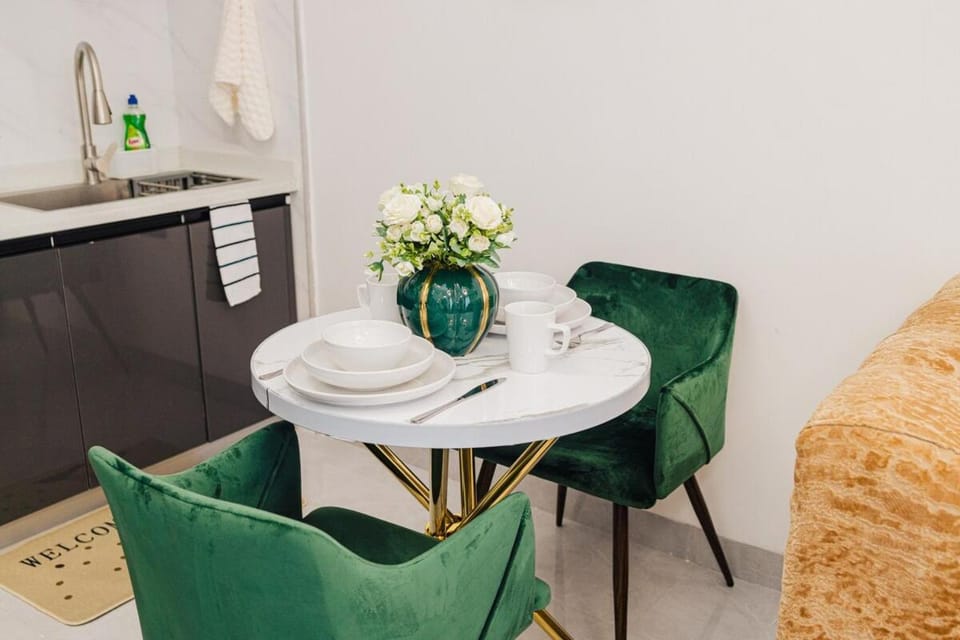 Bright and Airy Space 1BR Kilimani Walk to Yaya Apartment in Nairobi