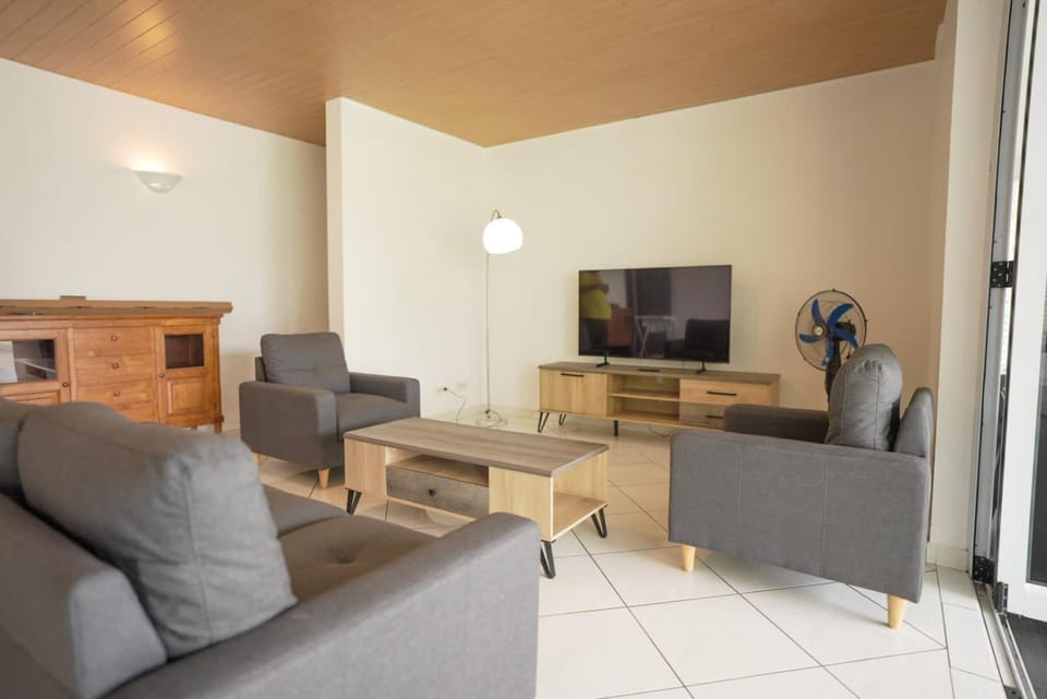 3BR Beachfront Villa Steps from the Lagoon House in Moorea-Maiao