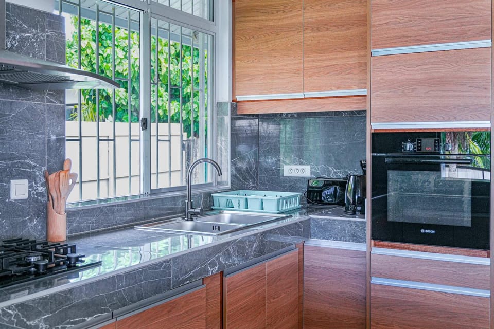3BR Beachfront Villa Steps from the Lagoon House in Moorea-Maiao