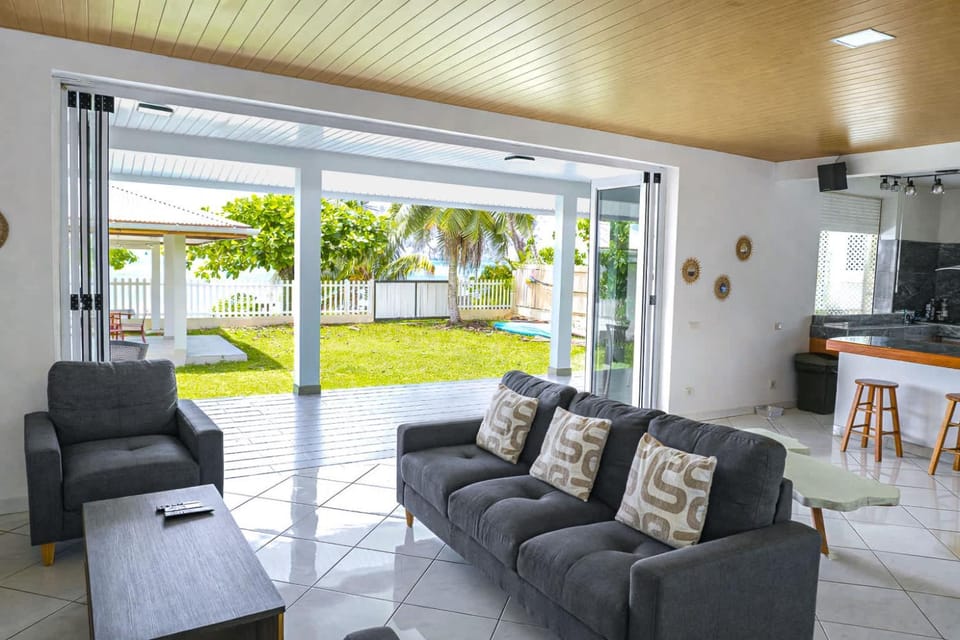 3BR Beachfront Villa Steps from the Lagoon House in Moorea-Maiao