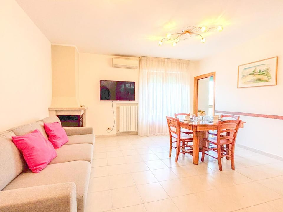 Communal lounge/ TV room, TV and multimedia, Living room, Seating area, elevator