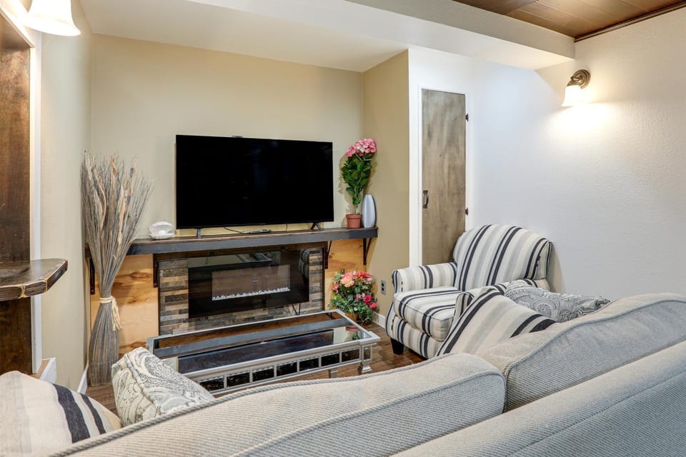 Extended Stay in Denver! Cozy Apartment w/ Patio Apartment in Aurora