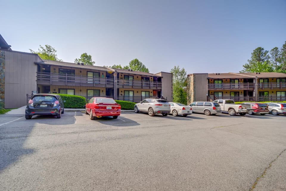 Scenic Mtn Views! Condo 4 Mi to Forbidden Caverns House in Sevier County