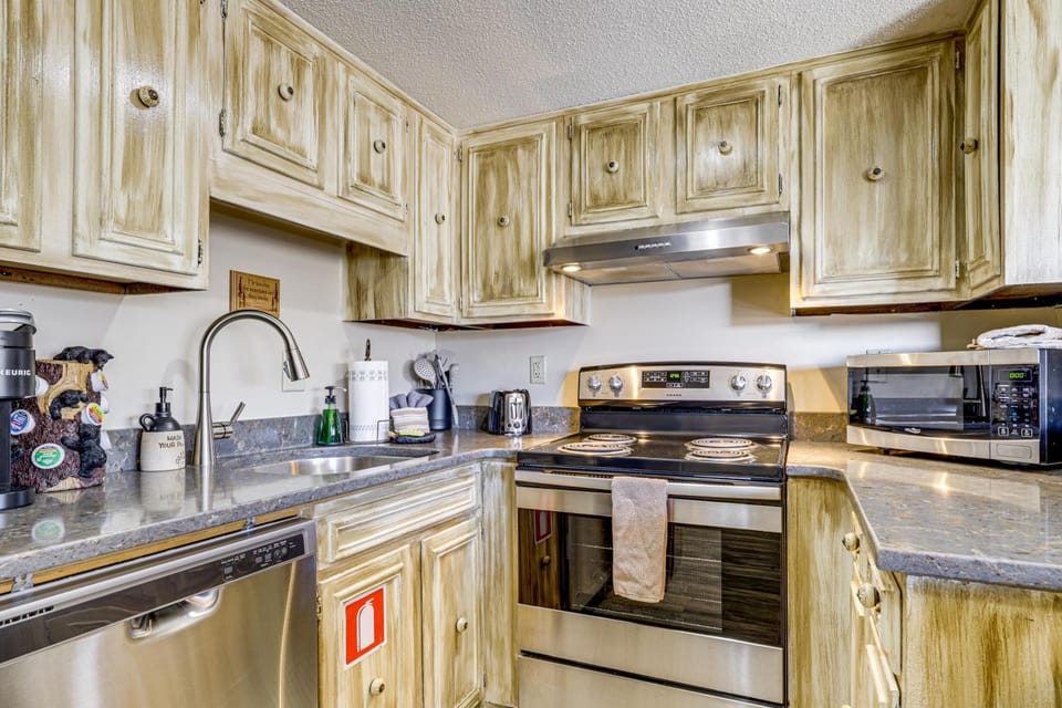 Scenic Mtn Views! Condo 4 Mi to Forbidden Caverns House in Sevier County