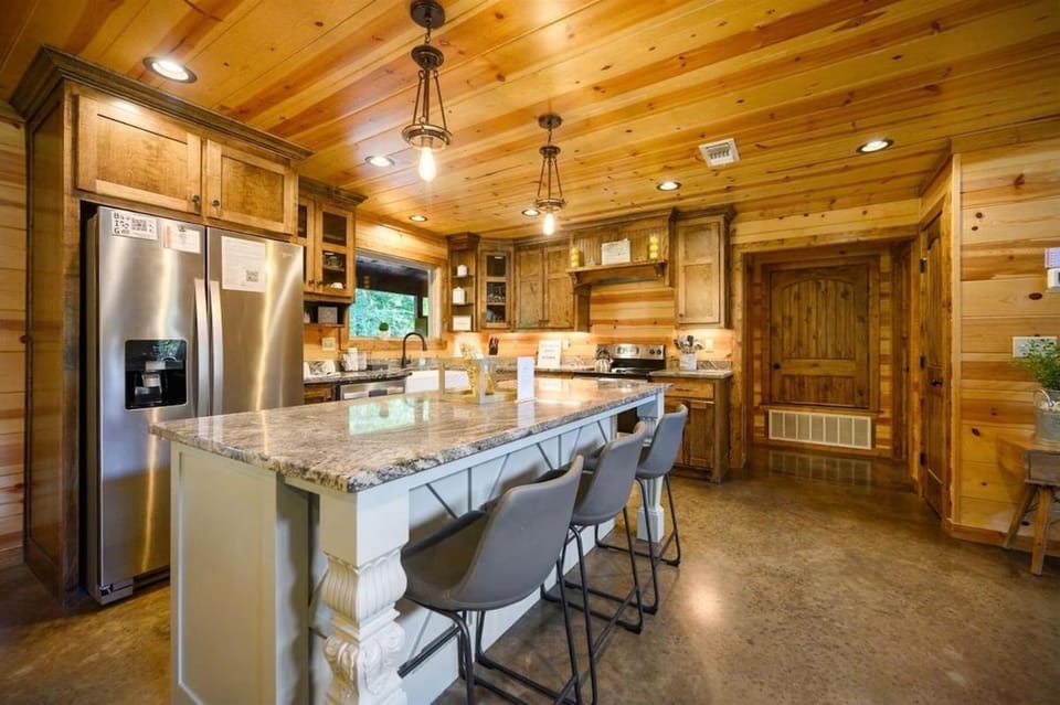 Kitchen or kitchenette, Seating area, Dining area