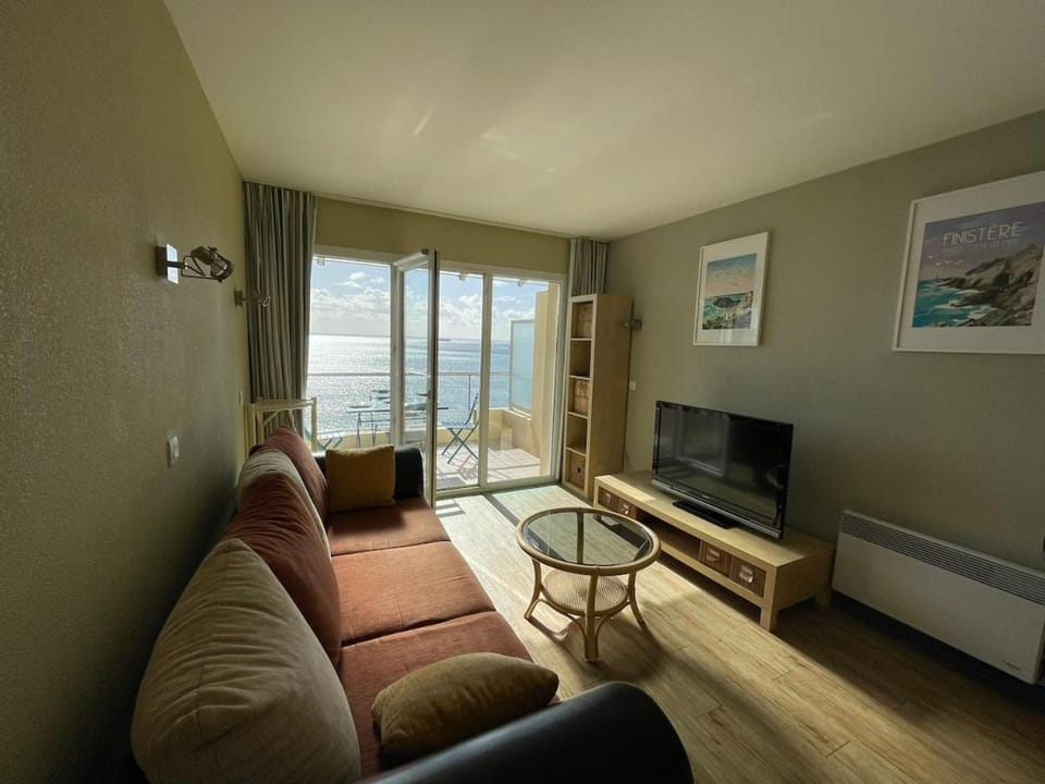 Natural landscape, TV and multimedia, Seating area