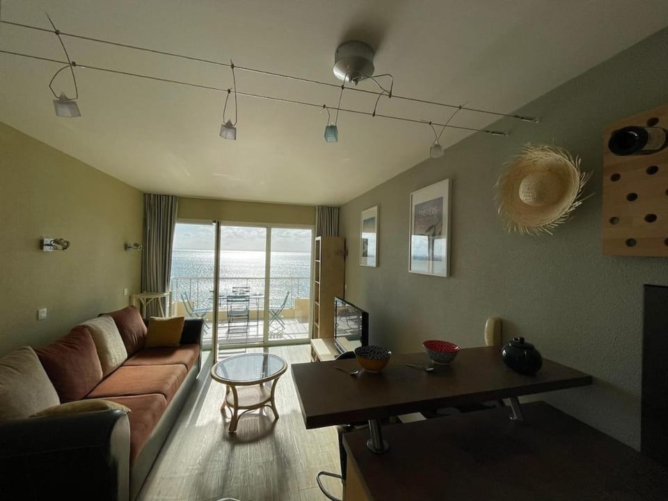 TV and multimedia, Seating area, Dining area