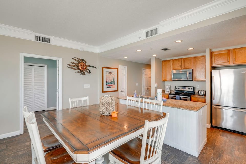 Unwind Poolside, Walk to Shore! 12th-Floor PCB Gem House in Panama City Beach