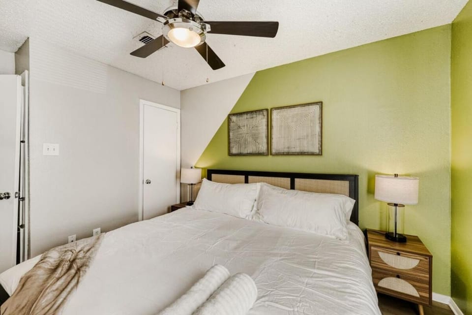 Polished King Getaway - Sleeps 4 - Pool, Prkg Apartment in Austin