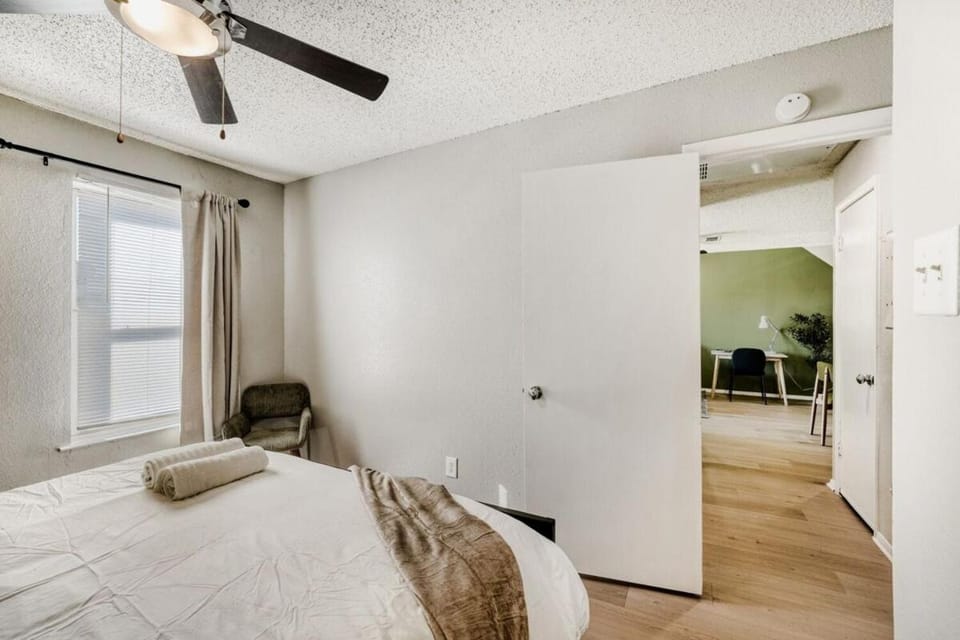 Polished King Getaway - Sleeps 4 - Pool, Prkg Apartment in Austin