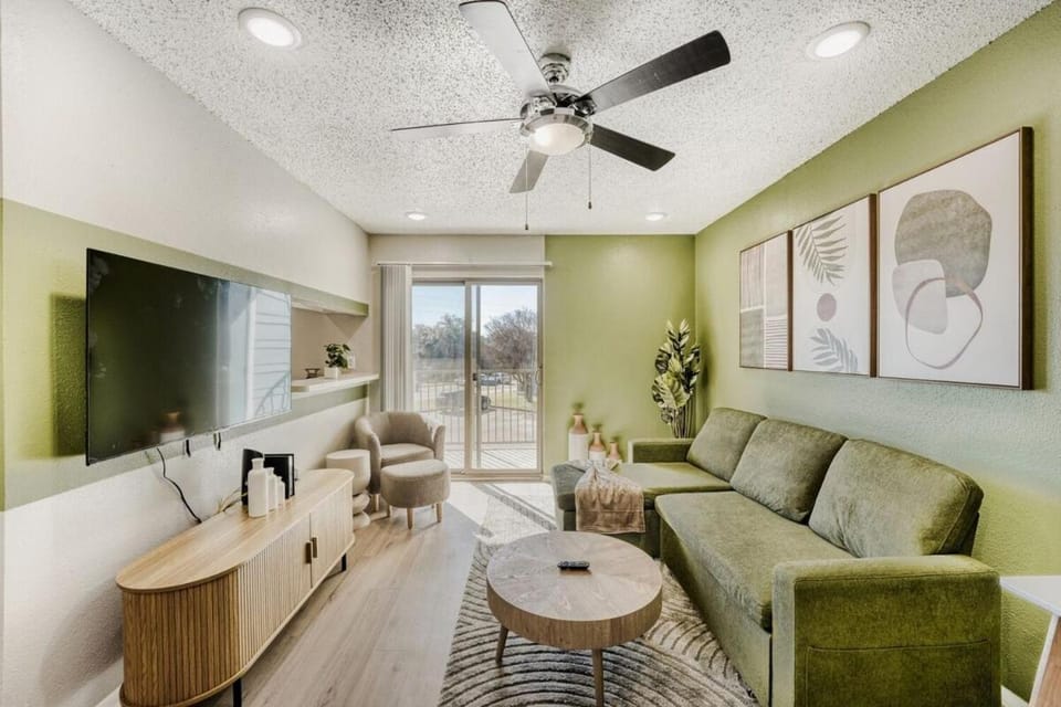 Polished King Getaway - Sleeps 4 - Pool, Prkg Apartment in Austin