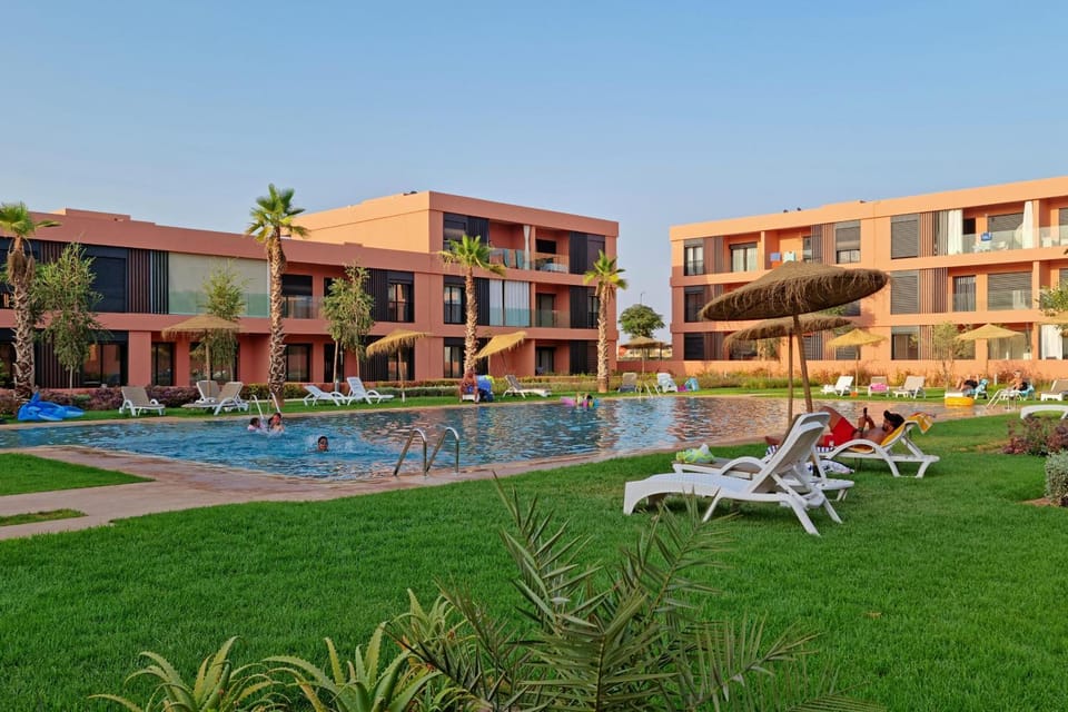 Property building, Spring, Day, Natural landscape, Garden, Garden view, Pool view, Swimming pool, sunbed