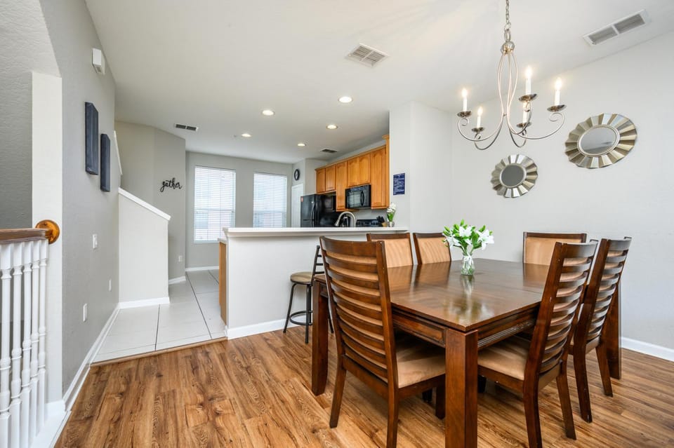 Gorgeous Townhome Near Parks and Convention - 4036 House in Orlando