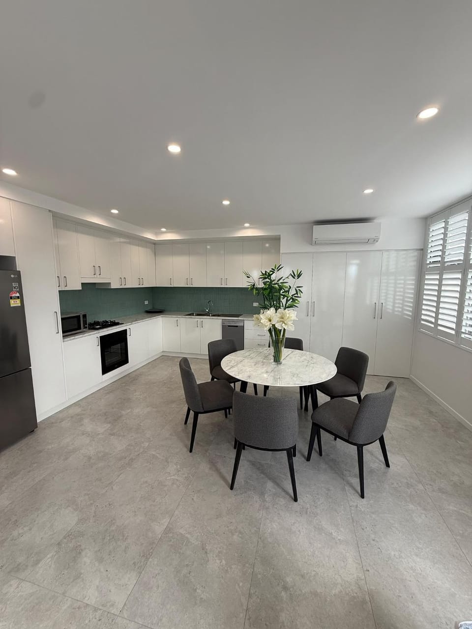 Kitchen or kitchenette, Dining area