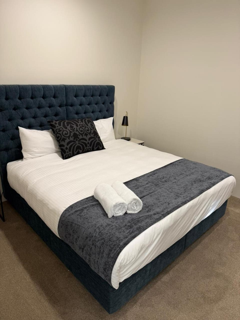 Bed, Bedroom, towels