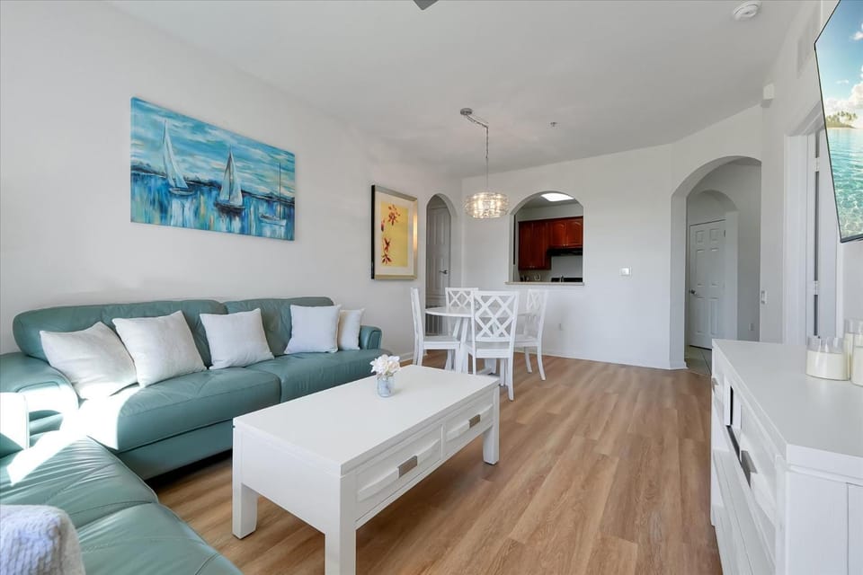 Day, TV and multimedia, Kitchen or kitchenette, Living room, Seating area, Dining area, furniture